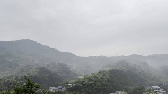 山间阴雨绵绵村庄