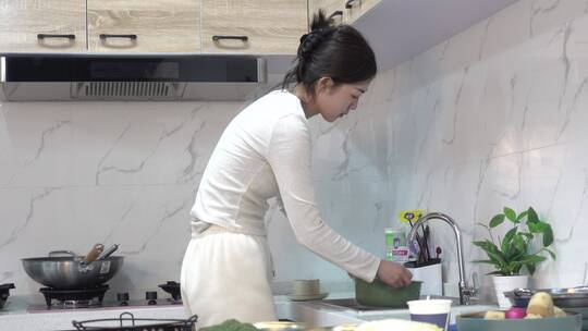 漂亮女人在厨房端菜3视频素材模板下载