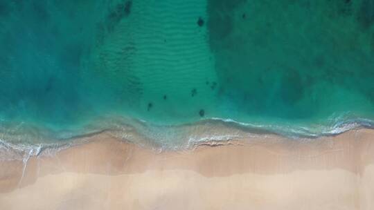 航拍海浪冲击着沙滩