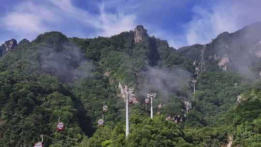 旅游景区上山索道繁忙运营