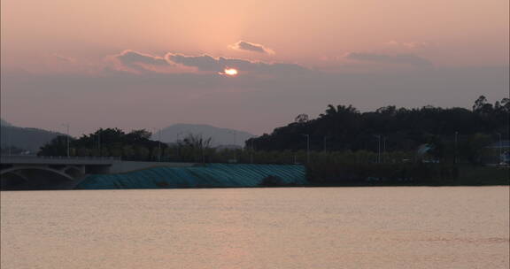 日落，太阳在湖面落下空镜头