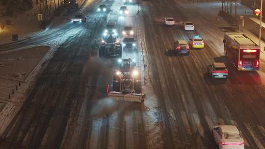 雪天环卫工人冬季夜晚清扫道路积雪