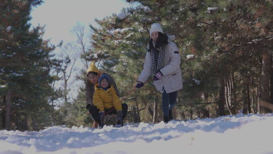 快乐家庭在雪地里玩耍