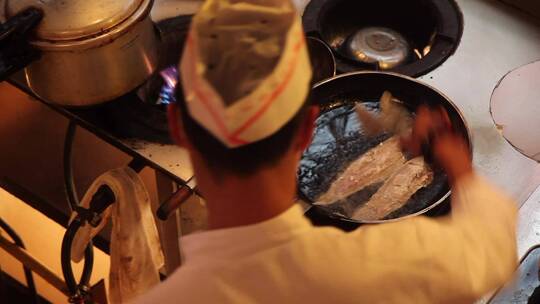 厨师煎鱼烹饪海鱼