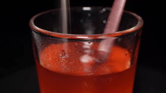 草莓果汁樱桃果汁玻璃杯清水冲泡