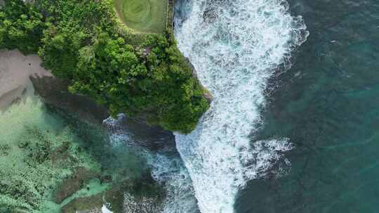 航拍印度尼西亚巴厘岛热带雨林和绿松石大海