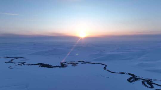 辽阔雪原蜿蜒特泥河唯美夕阳