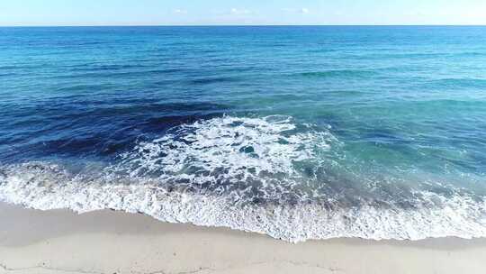 唯美海浪拍打沙滩