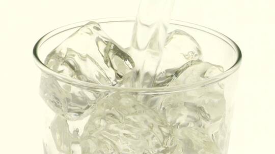 透明的碳酸化液体倒入玻璃杯