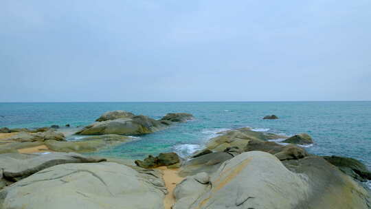 风平浪静大海礁石海边海浪海景海滨公园