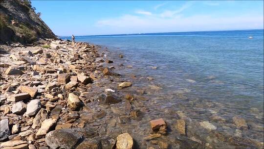 清澈的海水拍打着石滩