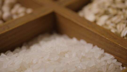 大米米粒五谷杂粮从空中掉落