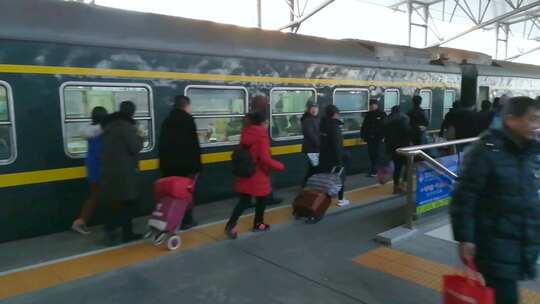 乘客 旅客 民工 疲惫 火车视频素材模板下载