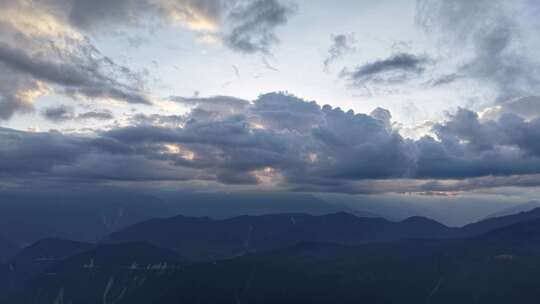 川西王岗坪景区航拍云海雪山壮丽风光