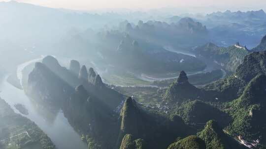 航拍桂林山水漓江晨光中的山峰