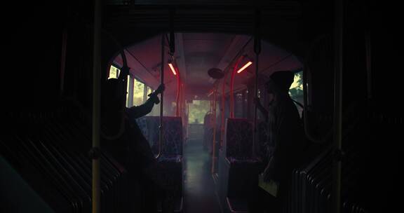 城市巴士里的乘客剪影