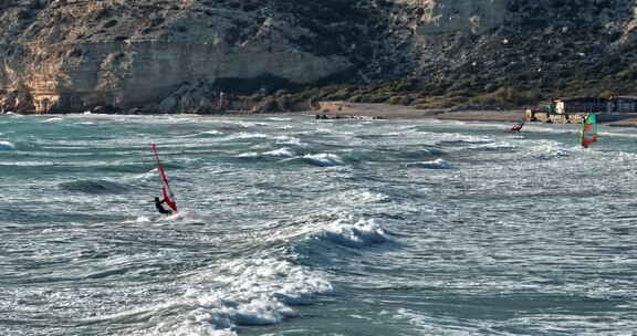 帆板漂浮在波浪上的帆板动态海上运动天线