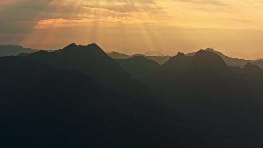 秦岭森林秋色夕阳