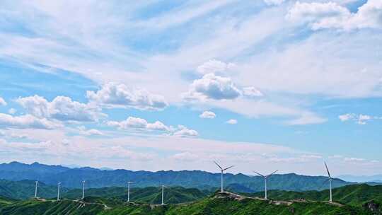 夏季绿色高山蓝天白云与风力发电机组