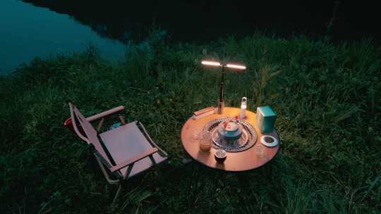 傍晚在户外露营煮茶照片装备