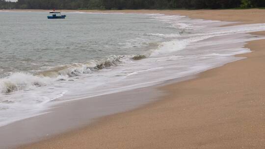 4K实拍下雨天的海边