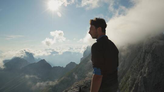 男人在山崖上看风景