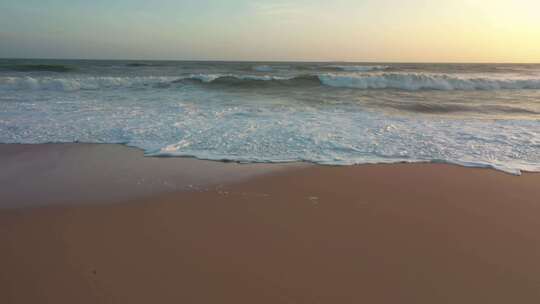 沙滩上的海浪和海沫