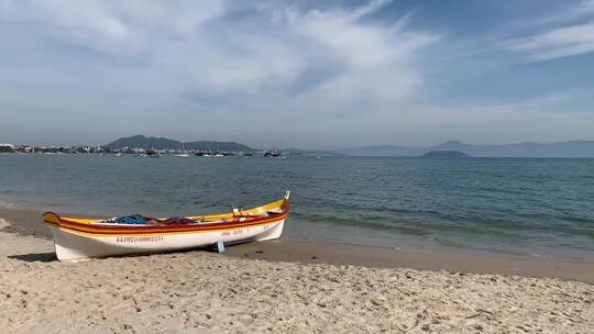 停靠在海岸上的小船