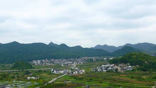 青山环绕下的乡村风景全景