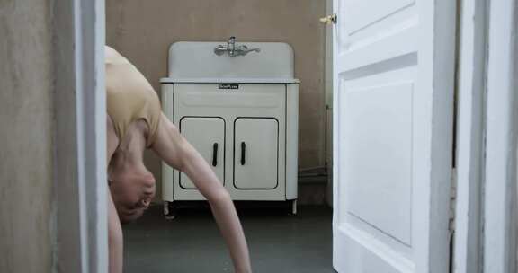 杂技女孩令人毛骨悚然的行走