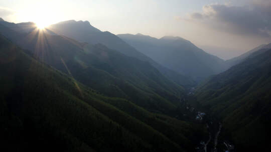 大山太阳升起美丽生态自然环境