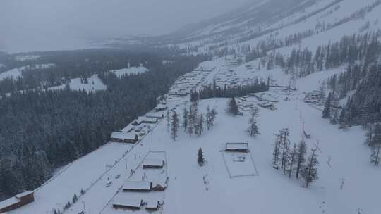 航拍大雪纷飞的新疆喀纳斯老村