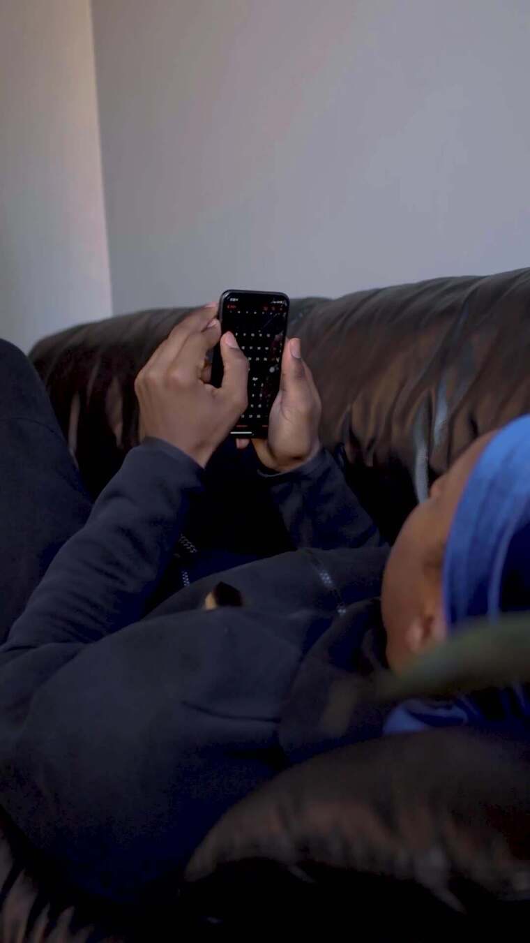 使用手机时躺在沙发上的人