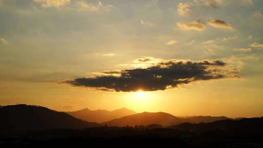 山日落延时黄昏夕阳山峰阳光森林山太阳下山