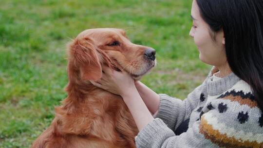 美丽女青年和宠物犬在公园里玩耍