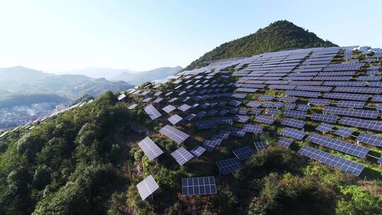 航拍山上光伏太阳能电池板