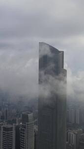 云雾缭绕的广州东塔