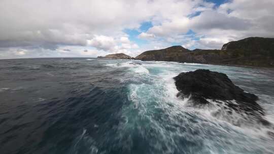 FPV航拍海岸海浪海水大海海边浪花拍打岩石