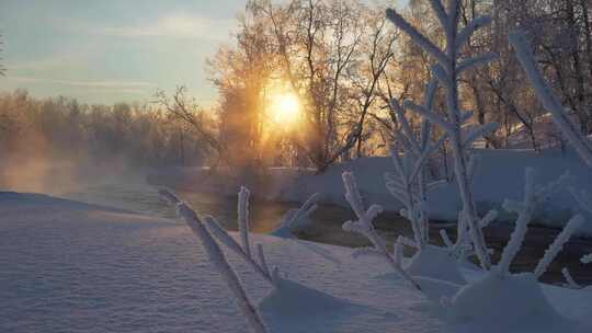 冬日河岸树挂与落日景观暖阳唯美雪景河流