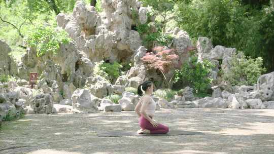 瑜伽普拉提公园瑜伽教练 瑜伽拉伸视频素材模板下载