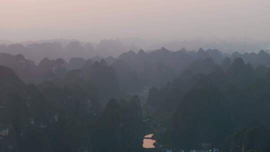 广西桂林山峦山峰喀斯特地貌风光