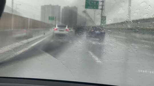 下雨天行车车窗视角雨刷器