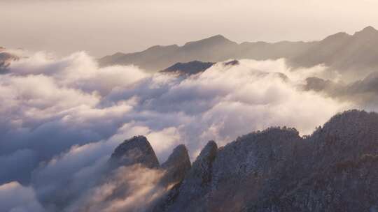 伏牛山云海日出雪景