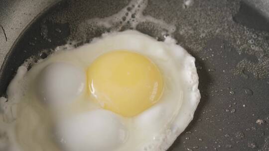 煎鸡蛋的特写