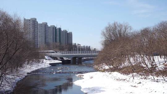 冬季的河流桥梁在行驶的高铁