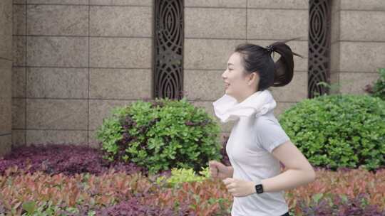 女子户外跑步健身画面
