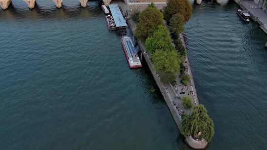 城市航拍法国巴黎塞纳河畔游艇桥梁古典建筑
