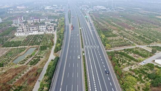 田园间的乡村高速公路