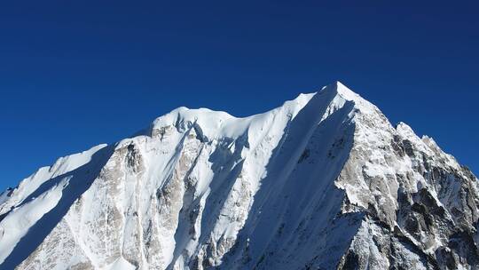 航拍川西蓝天下的雅拉雪山特写