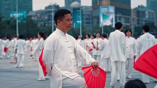 广场上练太极的中国人